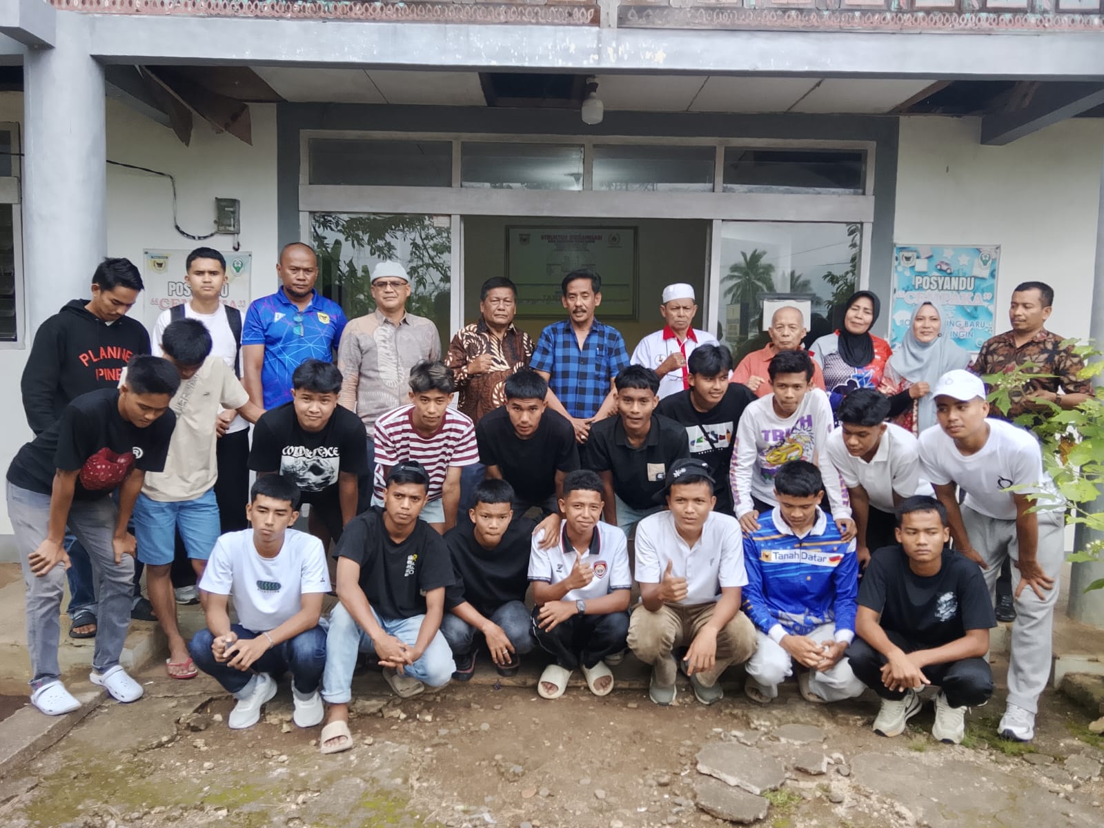 Terlihat seluruh atlet dan official sepak bola Tanah Datar melakukan foto bersama dengan Ketua KONI Novitra Kemala sesaat setelah prosesi.